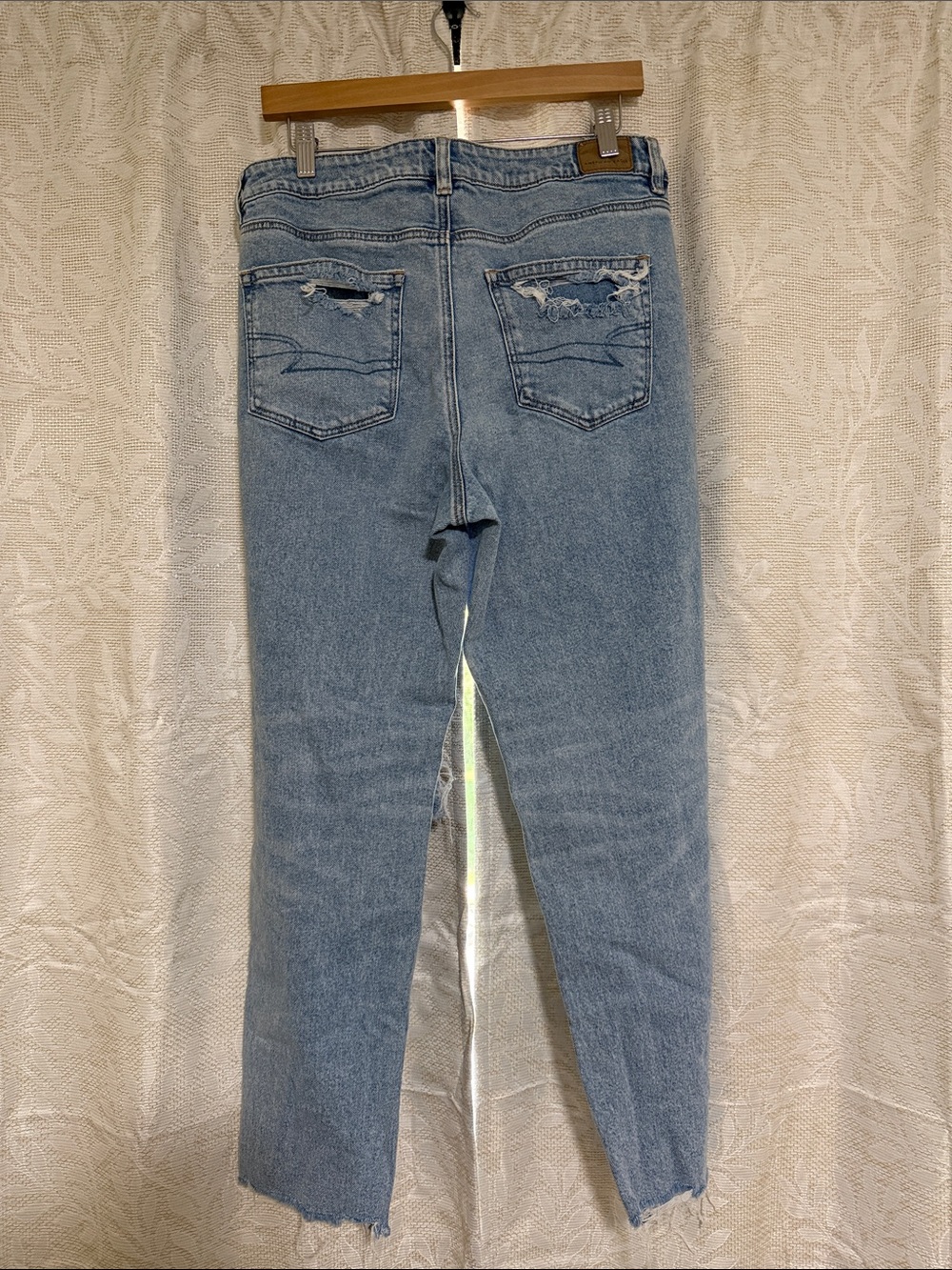 American Eagle Outfitters Light Blue Distressed High-Rise Jeans - Picture 6 of 7